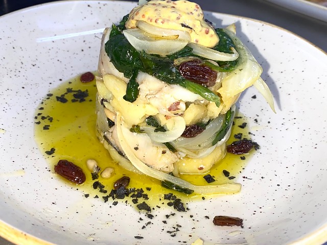 Milhojas de bacalao confitado, patata, espinacas y cebolla