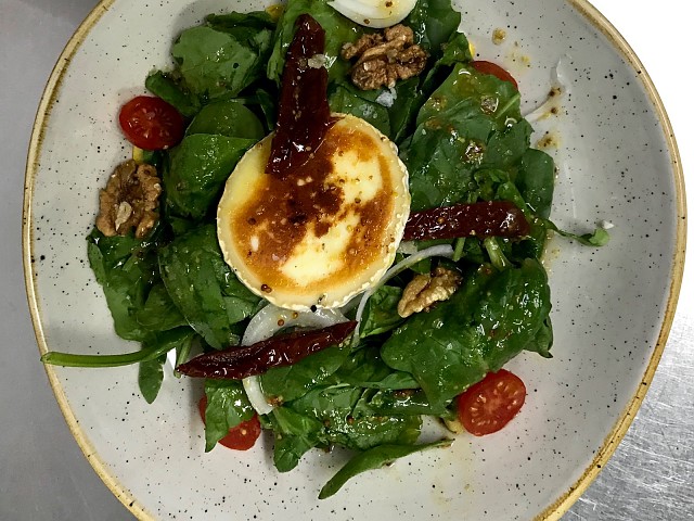 Goat cheese salad with dried fruit and its vinaigrette