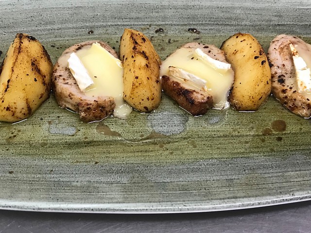 Surlonge de porc aux pommes caramélisées et fromage