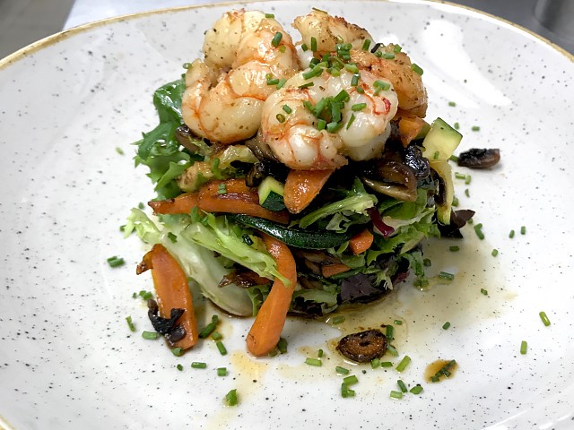 Warm mezclum salad with shrimp