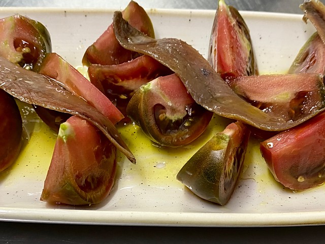 Tomate de nuestra huerta con anchoas del Cantábrico