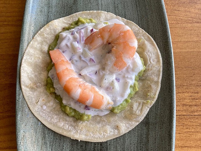 Taco de aguacate, langostinos y salsa de yougur y melón 