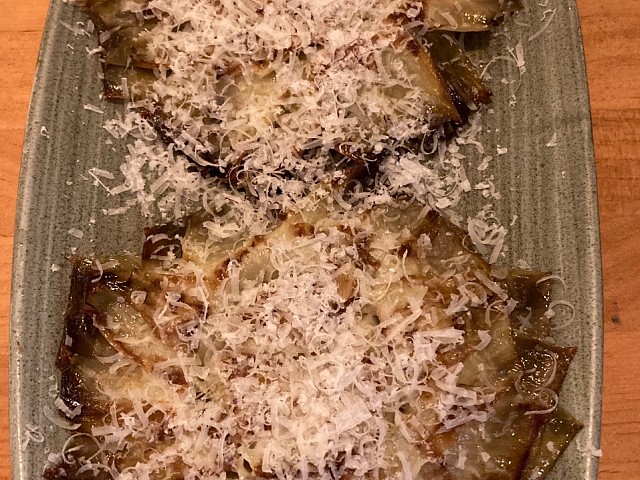 Alcachofas confitadas a la plancha con parmesano 