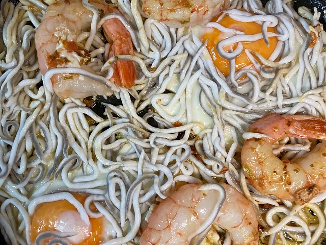 Gulas con gambas y huevos fritos