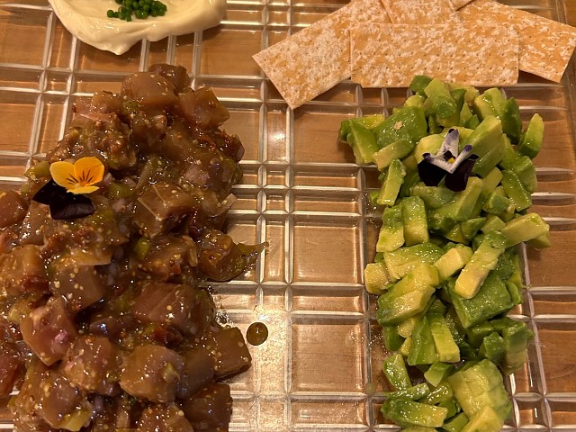 Tartar de atún con su mayonesa y perlas de wasabi